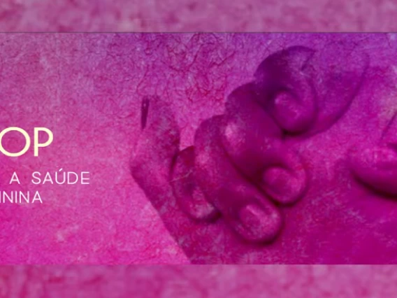 Imagem com fundo em tons de rosa e lilás, com textura levemente granulada. À direita, há duas mãos femininas unidas, destacadas em um tom mais escuro. À esquerda, em texto branco, está escrito 'UFOP Celebra a Saúde Feminina'.