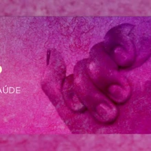 Imagem com fundo em tons de rosa e lilás, com textura levemente granulada. À direita, há duas mãos femininas unidas, destacadas em um tom mais escuro. À esquerda, em texto branco, está escrito 'UFOP Celebra a Saúde Feminina'.